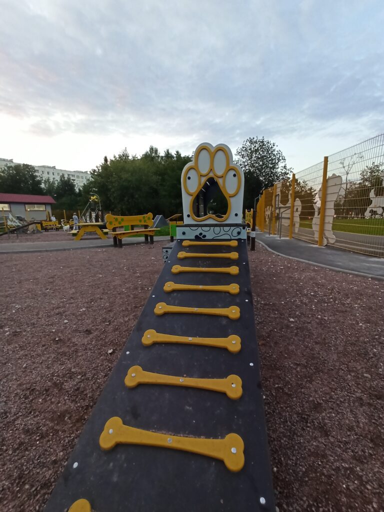 Площадка для выгула собак, метро Беляево